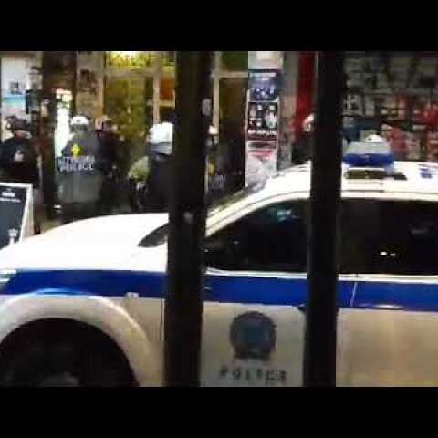 iefimerida.gr ΜΑΤ εμπόδισαν κουκουλοφόρους να ανέβουν σε πολυκατοικία στα Εξάρχεια 17/11/2019