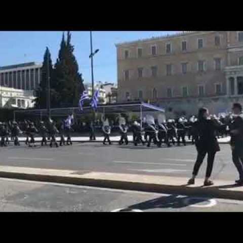 Με το «Μακεδονία Ξακουστή» έφτασε η μπάντα του Πολεμικού Ναυτικού στο Σύνταγμα