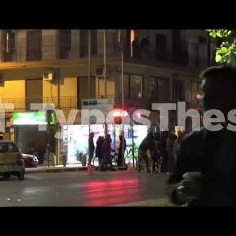 Αντιεξουσιαστές κατέβασαν Ελληνική σημαία στη Θεσσαλονίκη