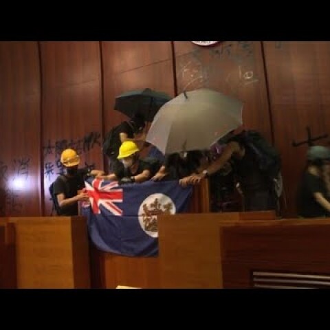 Hong Kong protesters seize parliament chamber (2) | AFP