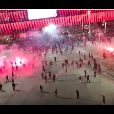 BATALLA campal entre los ULTRAS del Athletic y Spartak fuera de San Mamés en Bilbao