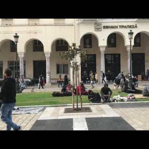 Πρόσφυγες και μετανάστες έξω απο το ΑΤ