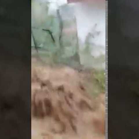 Ορμητικός χείμαρρος στο Λεσίνι Οινιάδων