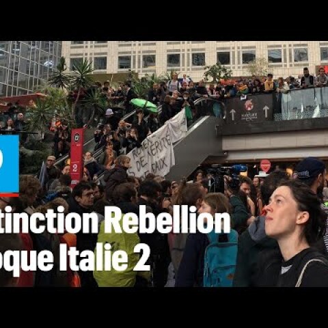 Paris : des manifestants pour le climat occupent le centre commercial Italie 2