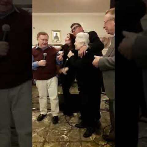 Η Μαίρη Λίντα τραγουδά στο Γηροκομείο όπου βρίσκεται (video)