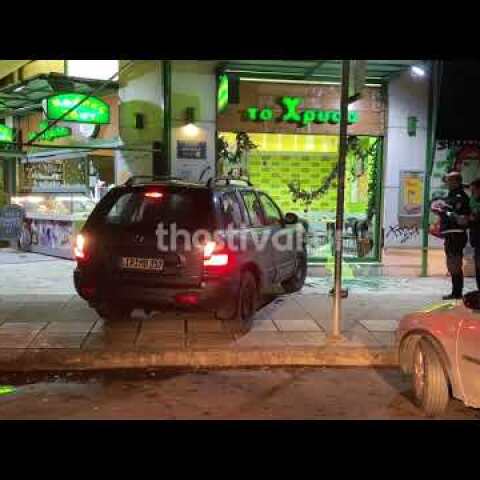 Thestival.gr Καταδιωκόμενο ΙΧ κατέληξε σε βιτρίνα καταστήματος