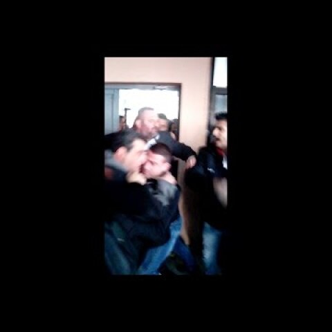 18-01-17 Αμοντάριστα πλάνα από την χθεσινή εισβολή χρυσαυγιτών στο Δημοτικό Σχολείο Ν. Ικονίου