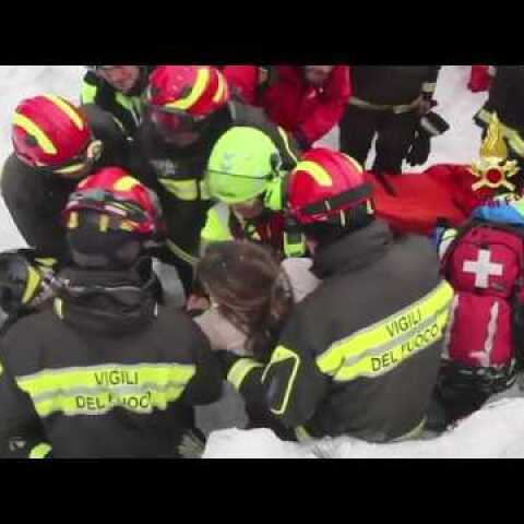 Valanga su hotel, estratti vivi mamma e figlio: il momento del salvataggio