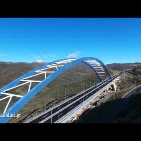 Πετώντας με drone πάνω από την τοξωτή γέφυρα της Τσακώνας