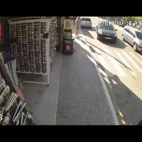 Αυτοκίνητο χτυπά τουρίστα σε διάβαση στο Αργάσι