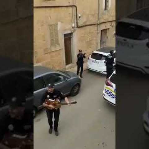 Coronavirus España Mallorca / Policía toca guitarra para alegrara a las personas en cuarentena