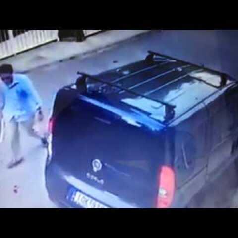 Βουλιαγμένη: Επώνυμος νεαρός "πλάκωσε" με ρόπαλο το βανάκι που εμπόδιζε το SUV του