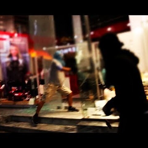 Free Ηριάννα: Anarchists smash one of the most expensive shopping streets in Europe (Athens, Greece)