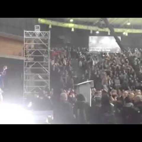 Με μουσική του ΠΑΣΟΚ ανέβηκε στο βημα ο Αλ. Τσίπρας