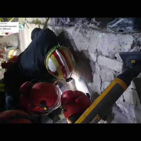 ΕΜΑΚ: Συγκλονιστικές εικόνες από διάσωση στην Αλβανία