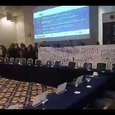 Thessnews.gr-Εισβολή φοιτητών στη Συνδιάσκεψη των Πρυτάνεων