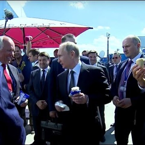 Putin treats officials to ice cream at MAKS Air Show