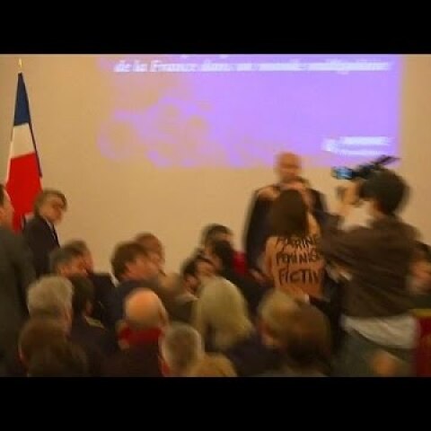 Violente expulsion d'une Femen qui interrompt une conférence de Marine Le Pen