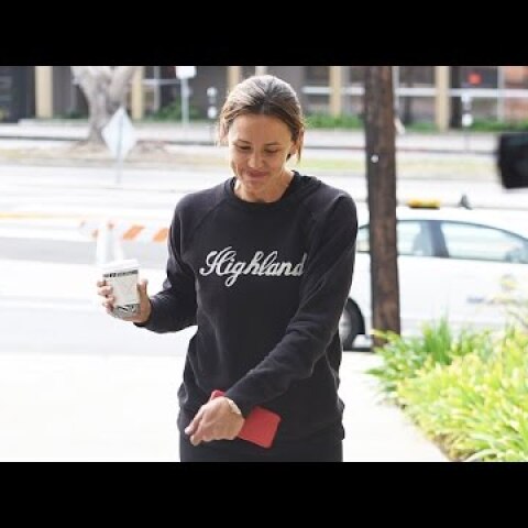 Jennifer Garner Says She's Dating Brad Pitt