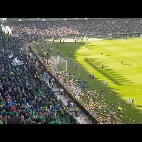 LLUVIA DE PELUCHES BETIS-EIBAR