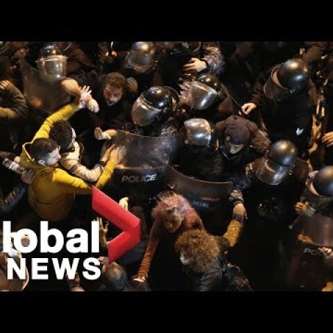 Lebanon protests: Violent clashes between demonstrators and police for second night