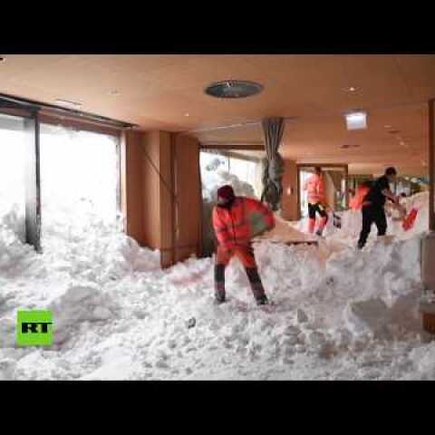 Una avalancha de nieve sacude a un hotel suizo
