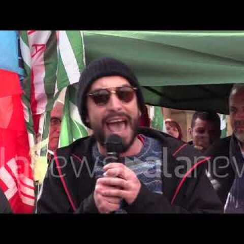 Milano, in piazza i corrieri di Amazon