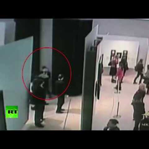Moment man steals $182k Kuindzhi painting in broad daylight from Moscow museum