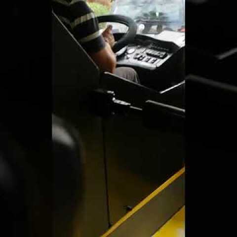 ΟΔΗΓΟΣ ΤΡΌΛΕΪ ΧΡΗΣΙΜΟΠΟΙΕΊ ΤΟ ΚΙΝΗΤΌ ΤΟΥ ΕΝ ΏΡΑ ΟΔΉΓΗΣΗΣ