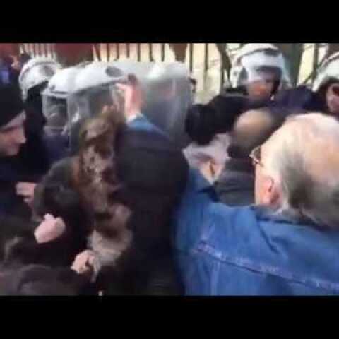 Δείτε τη στιγμή της έντασης με τις καθαρίστριες έξω από το Μέγαρο Μαξίμου