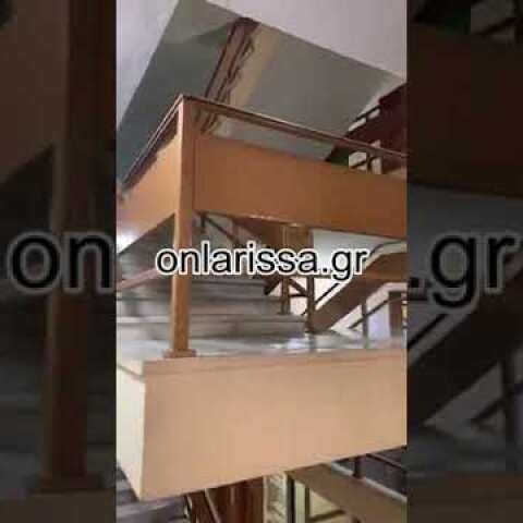 Βρέχει μέσα στο δικαστικό μέγαρο της Λάρισας!