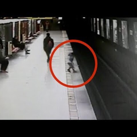 Bimbo di due anni corre sulla banchina e cade tra i binari della metro, paura a Milano