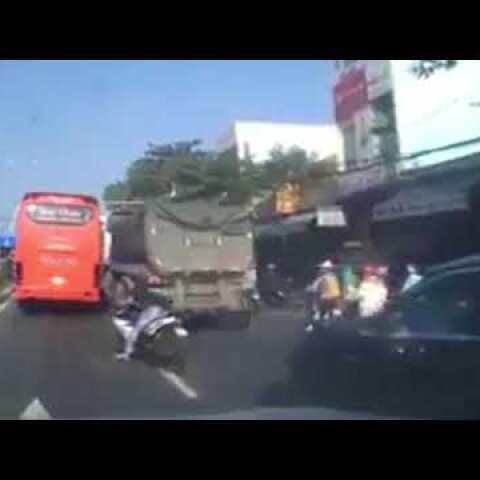 Biker tries to squeeze between bus & semi almost being ‘pancaked’ in the process