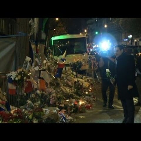 Attentats de Paris: Tsipras se recueille devant le Bataclan