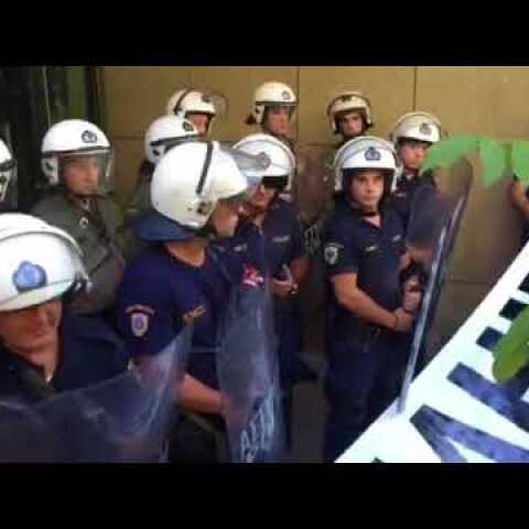 Μεταλλωρύχοι δεν επιτρέπουν την είσοδο στο κτήριο του υπ. Περιβάλλοντος