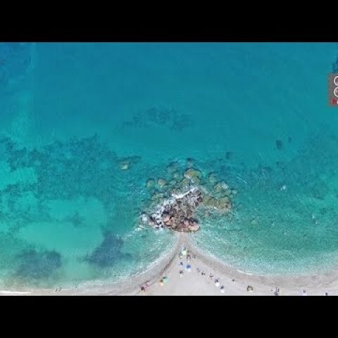 Η πανέμορφη παραλία με το κατάφυτο φαράγγι και τους καταρράκτες, στην άκρη της Ελλάδας