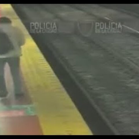 Man glued to his phone falls off subway platform in Buenos Aires
