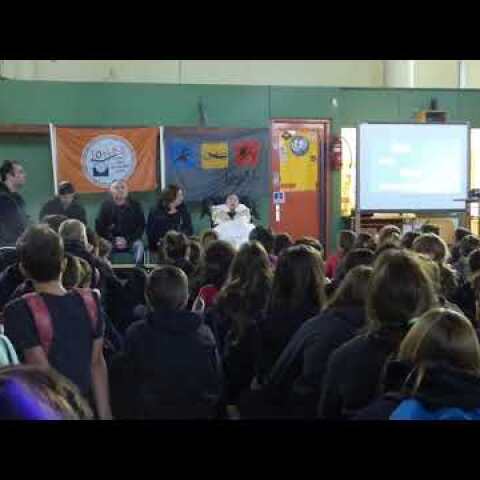 Ionas goes to schooll. Ο Ιωνάς πάει Σχολείο.