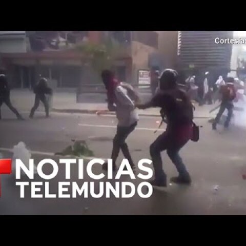 Momento en que una tanqueta atropella a manifestantes en Venezuela | Noticias | Noticias Telemundo