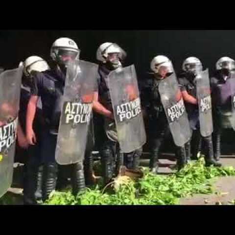 Πέταξαν και βλήτα στους αστυνομικούς