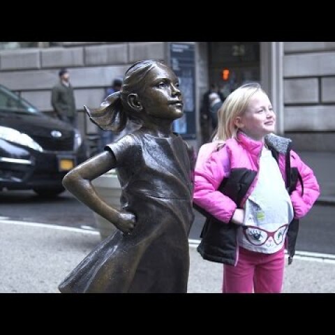 A statue of a defiant girl now faces the Wall Street bull