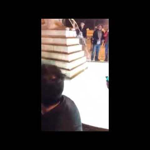 Il bagno di Pallotta nella fontana di Piazza del Popolo dopo Roma-Barcellona 3-0