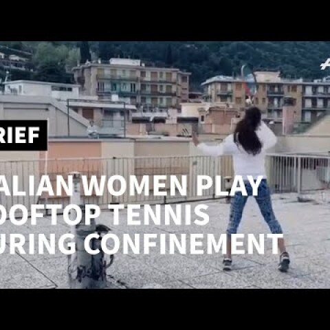 Italian women play rooftop tennis during confinement | AFP