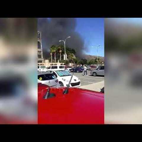 Un espectacular incendio en el sur de Gran Canaria provoca el caos entre los turistas