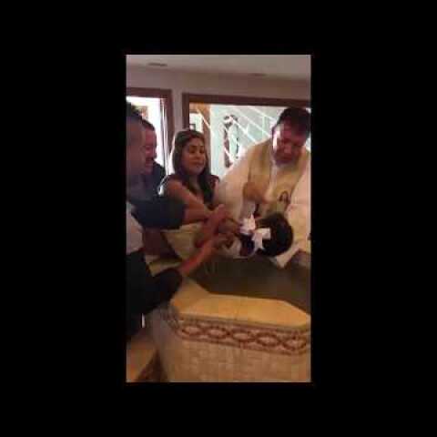 NIÑA DICE PUTO A PADRE QUE LA BAUTIZA