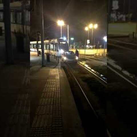 Γλυφάδα: Παρατάει το αυτοκίνητο πάνω στις γραμμές του τραμ για να πάει στο ΑΤΜ