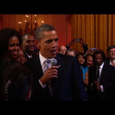 President Obama Sings "Sweet Home Chicago"