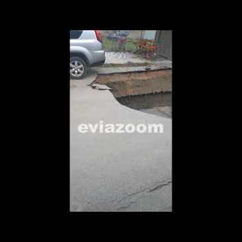 EviaZoom.gr - Λουτρά Αιδηψού: Άνοιξε η γη και «κατάπιε» αυτοκίνητο