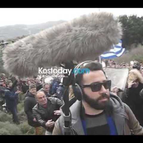 H στιγμή της 'επίθεσης' των ΜΑΤ σε πολίτες