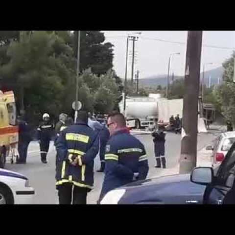 Τροχαίο με εγκλωβισμένους στην Κορωπίου   Μαρκοπούλου Βυτιοφόρο συγκρούστηκε με φορτηγό και ΙΧ